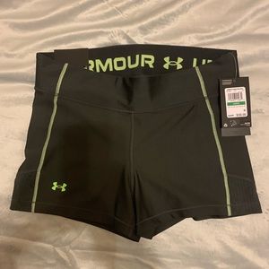 Girls Under Amour Mid Rise Shorty 
Size Large Color Gray
brand new with tag🚨🥰💎💥😘
